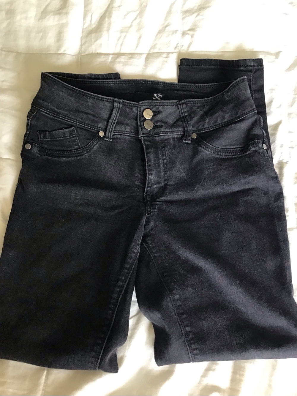 1822 Denim Women's Skinny Jeans in Washed Black